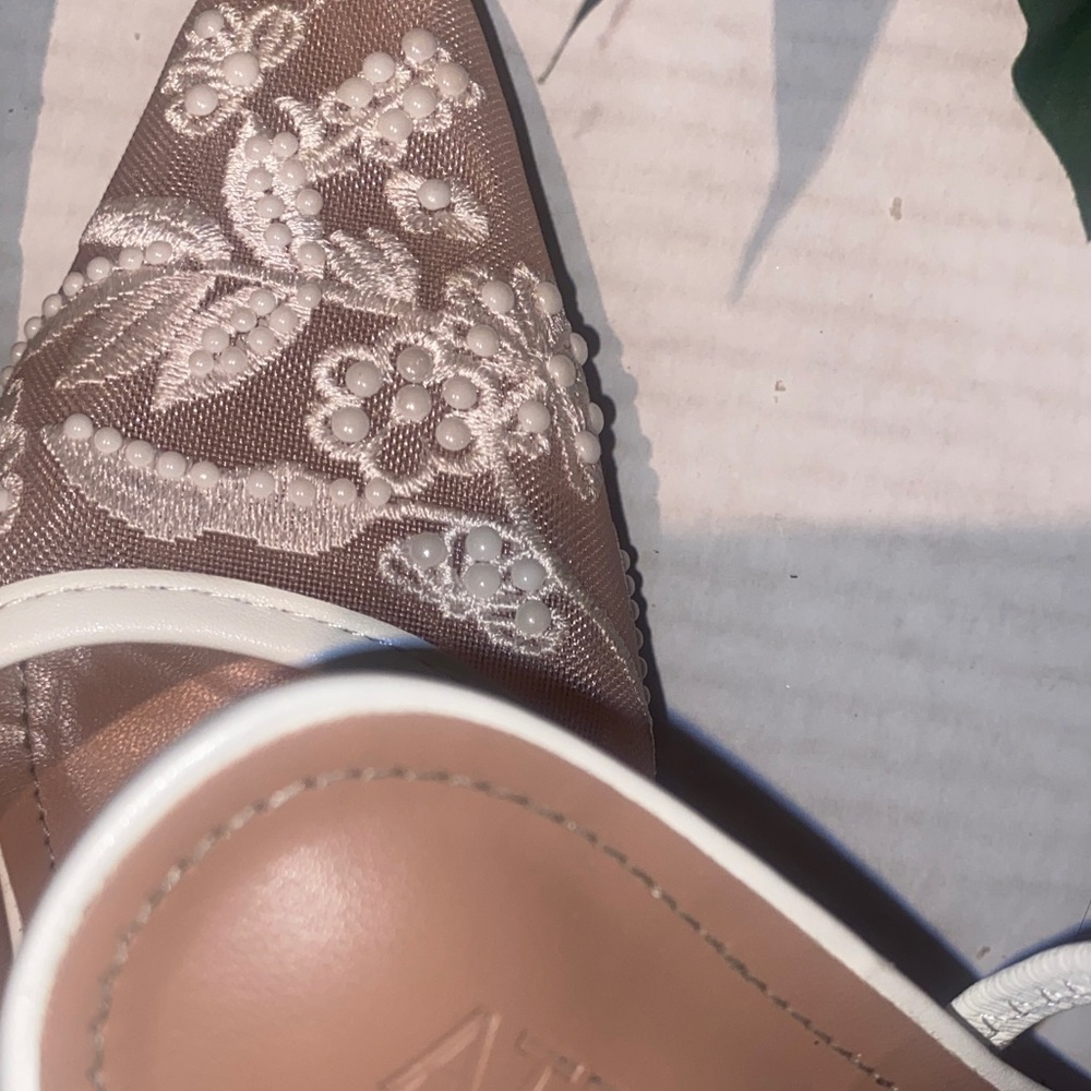Chic Embroidered Floral Mules in Cream and Tan - Picture 6 of 9